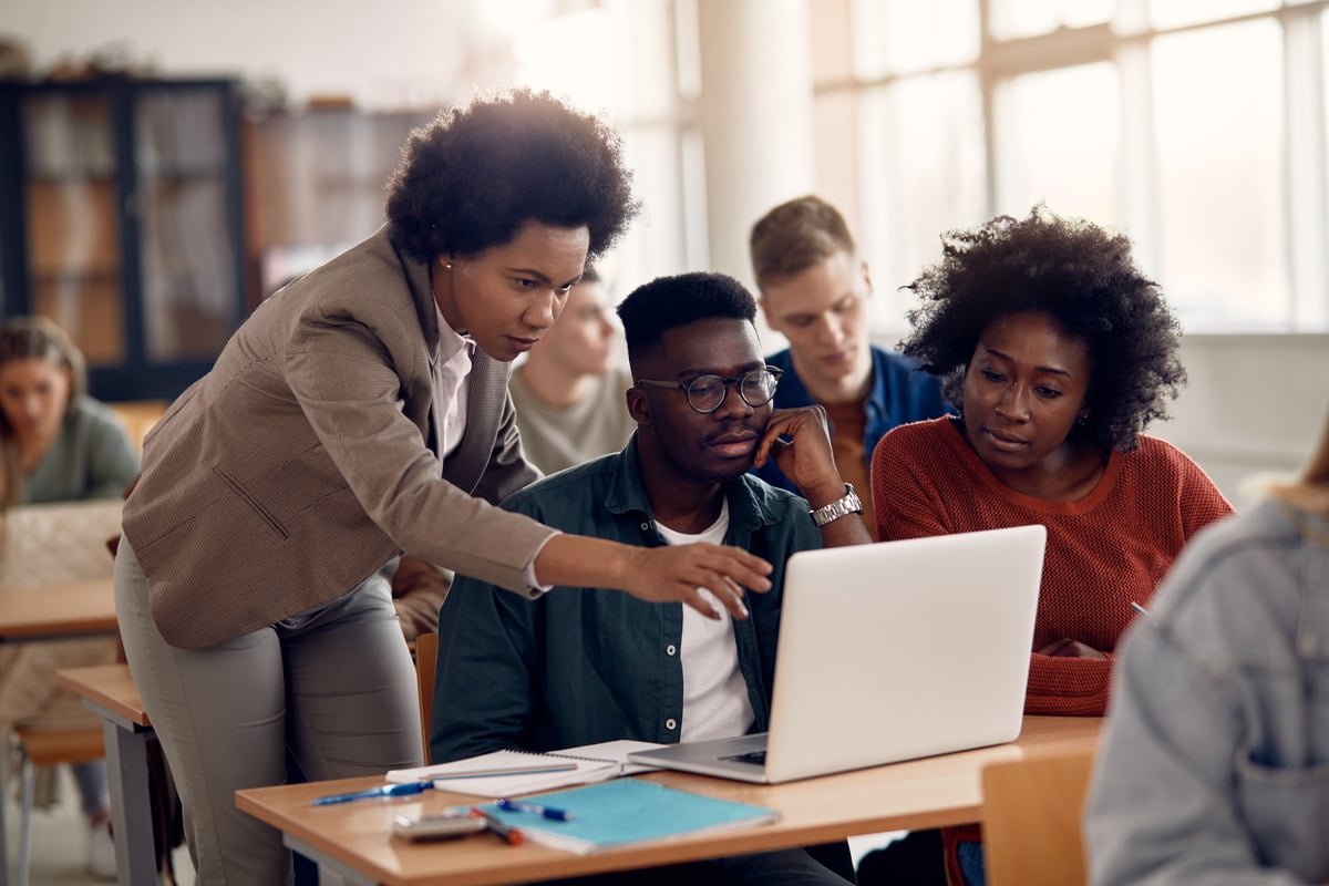 professor-helping-college-students